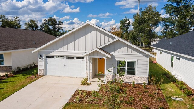 view of front facade featuring a garage