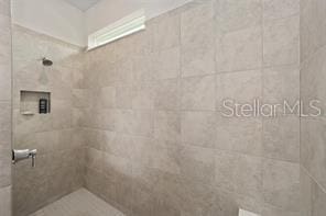 bathroom featuring a tile shower