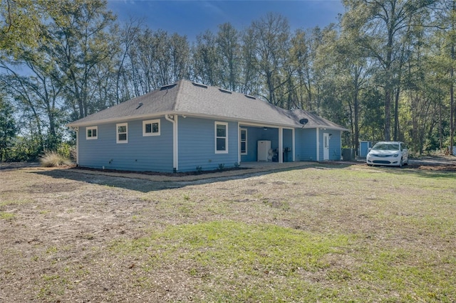 ranch-style house featuring a front lawn