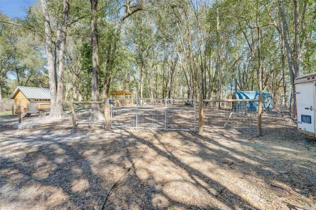 view of yard featuring an outdoor structure