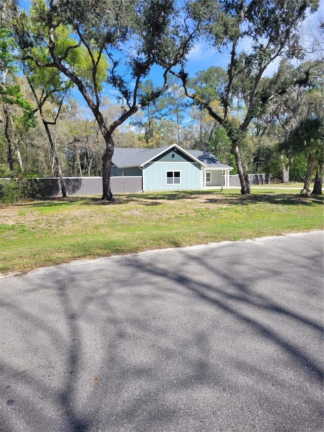 view of front of house with a front lawn