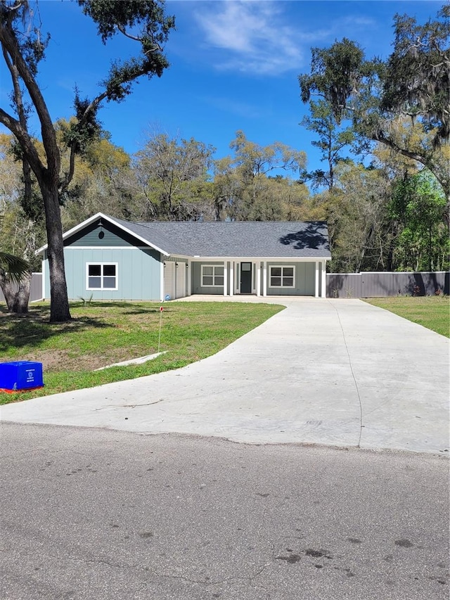 ranch-style home with a front yard