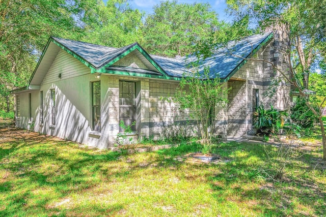 view of front of home with a front yard