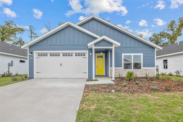 view of front facade with a garage and a front yard