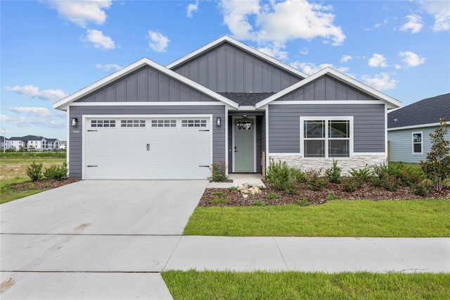 craftsman house featuring a front yard and a garage