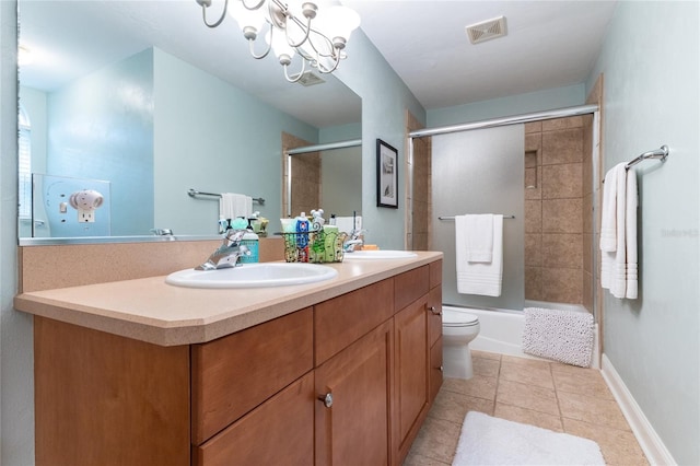 full bathroom featuring shower / bath combination with glass door, an inviting chandelier, dual bowl vanity, toilet, and tile floors