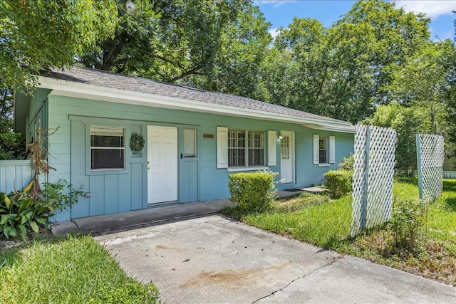 single story home with a porch