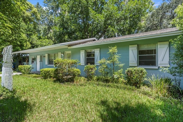 ranch-style house featuring a front lawn