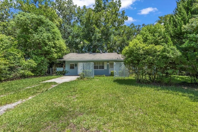 ranch-style home featuring a front lawn