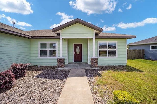 view of front of property featuring a front lawn