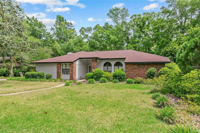 single story home featuring a front lawn