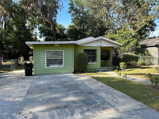 view of front of home featuring a front yard