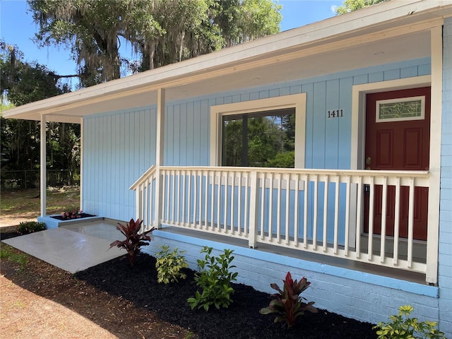 entrance to property featuring covered porch