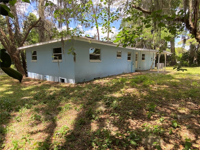 view of side of property featuring a yard