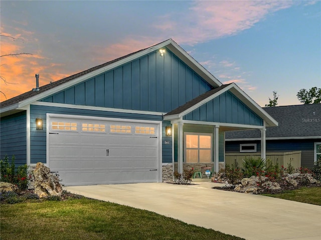 view of front facade featuring a garage and a yard