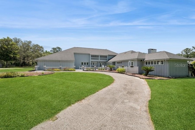 ranch-style home featuring a front yard