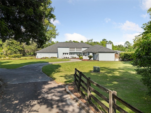 view of front of house with a front lawn