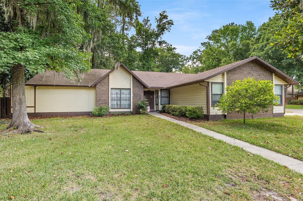 ranch-style house featuring a front lawn