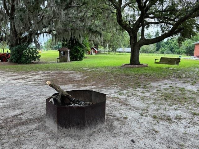 view of property's community featuring a lawn