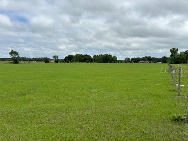 view of yard featuring a rural view