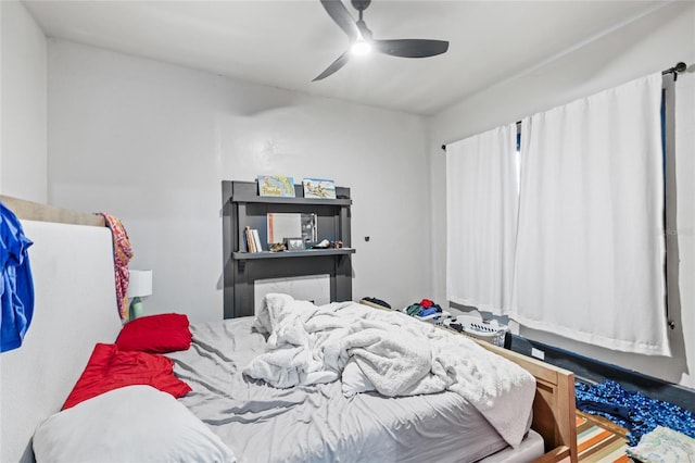 bedroom with ceiling fan