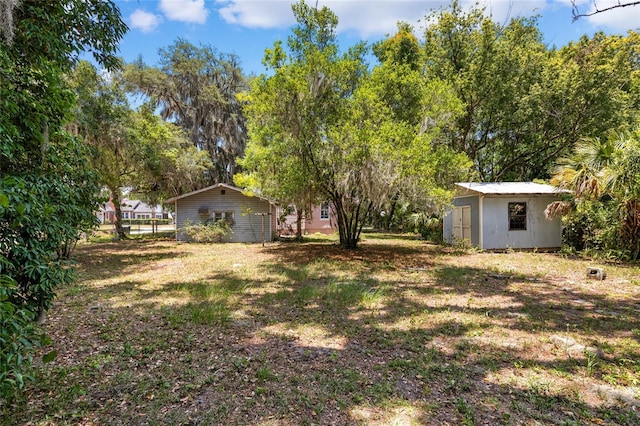 view of yard featuring an outdoor structure