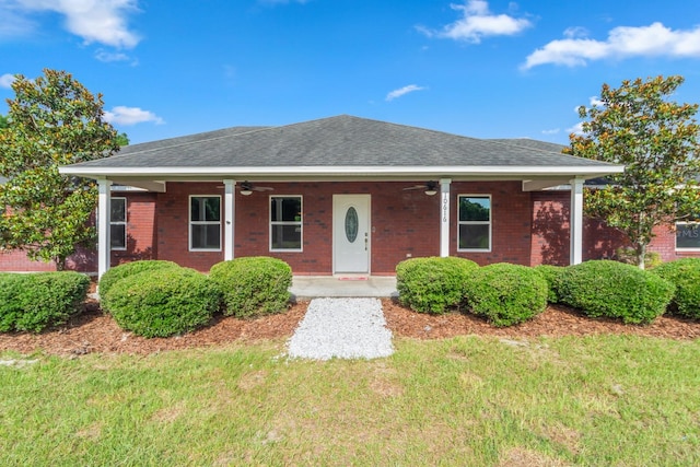 view of front of home featuring a front yard and ceiling fan