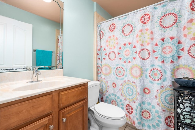 full bath featuring a shower with curtain, toilet, and vanity