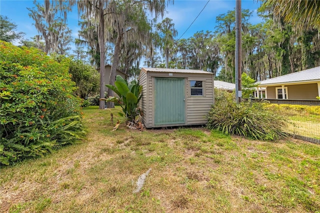 view of yard featuring a storage unit