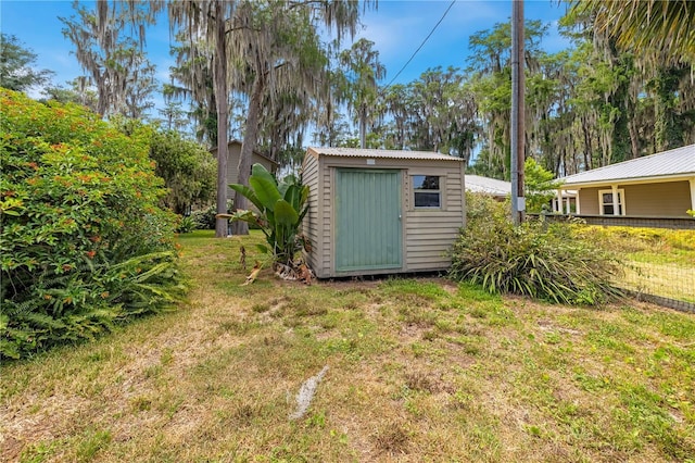 view of yard featuring a storage shed