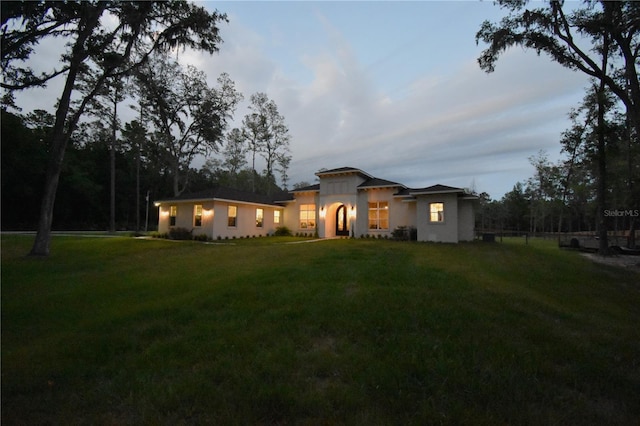 view of front of property featuring a lawn