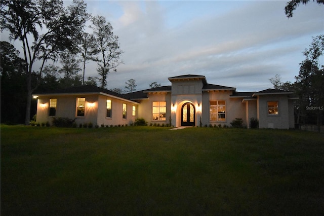 view of front of home featuring a lawn