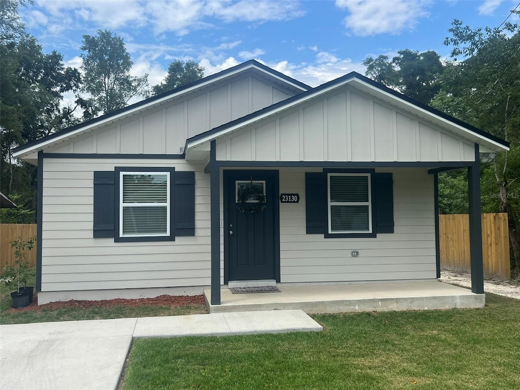 view of front of house featuring a front lawn and covered porch