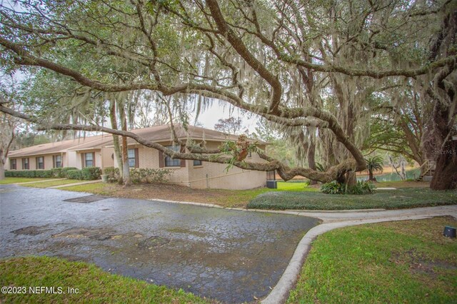 view of front of house featuring a front lawn