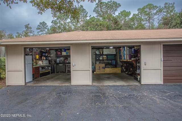 garage featuring freestanding refrigerator