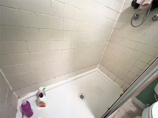 bathroom featuring a tile shower