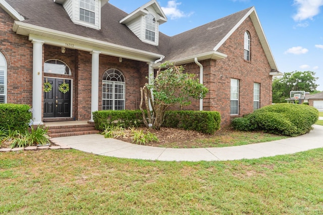 view of front of house with a front lawn