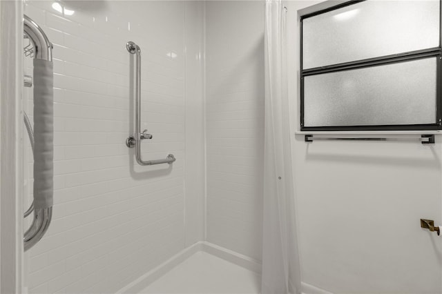 bathroom featuring tiled shower