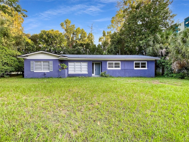 ranch-style house featuring a front yard