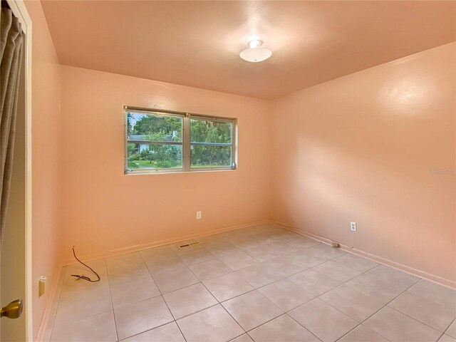 unfurnished room featuring light tile patterned flooring