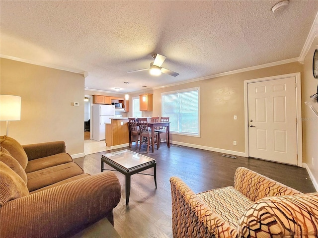 living room featuring a textured ceiling, light hardwood / wood-style floors, ceiling fan, and crown molding