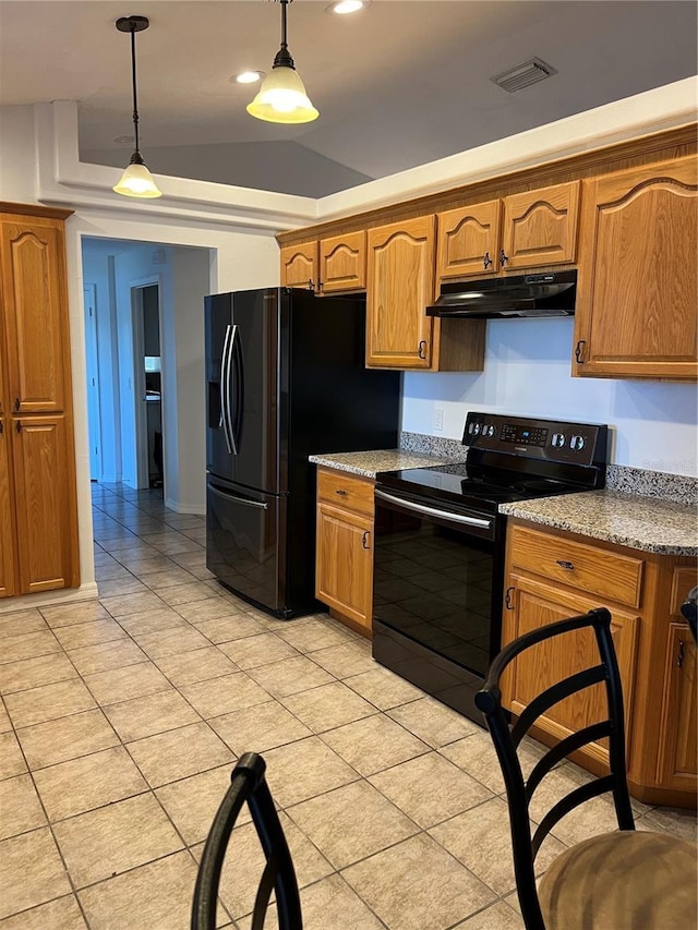 kitchen with visible vents, black appliances, pendant lighting, under cabinet range hood, and vaulted ceiling