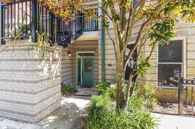 property entrance featuring a balcony