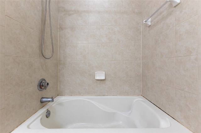 bathroom featuring tiled shower / bath combo