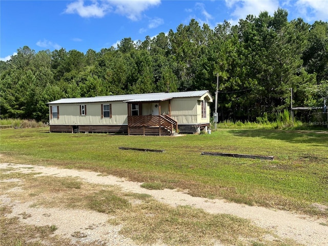 manufactured / mobile home featuring a front yard