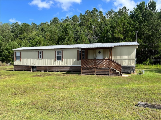 manufactured / mobile home featuring a front yard