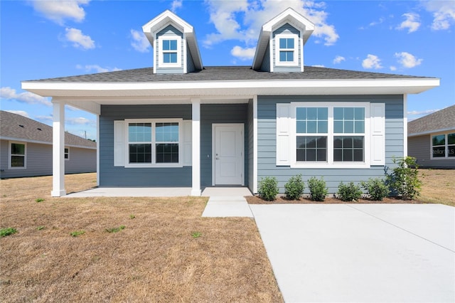 view of front of property featuring a porch and a front yard