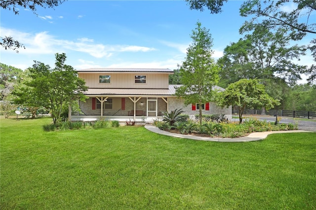 view of front of property featuring a front yard