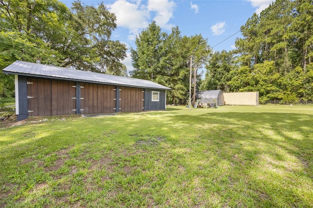 view of yard featuring an outdoor structure