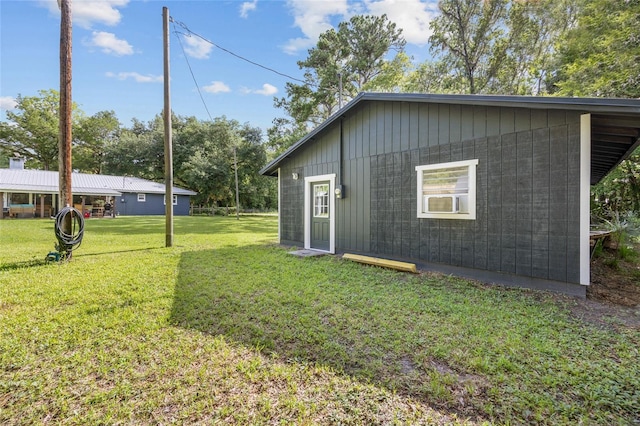 view of yard featuring an outbuilding